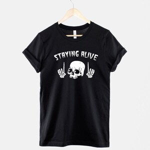 ハロウィンスカルシャツ、不気味な骸骨のグラフィック、ステイイングアライブTシャツ 画像 1