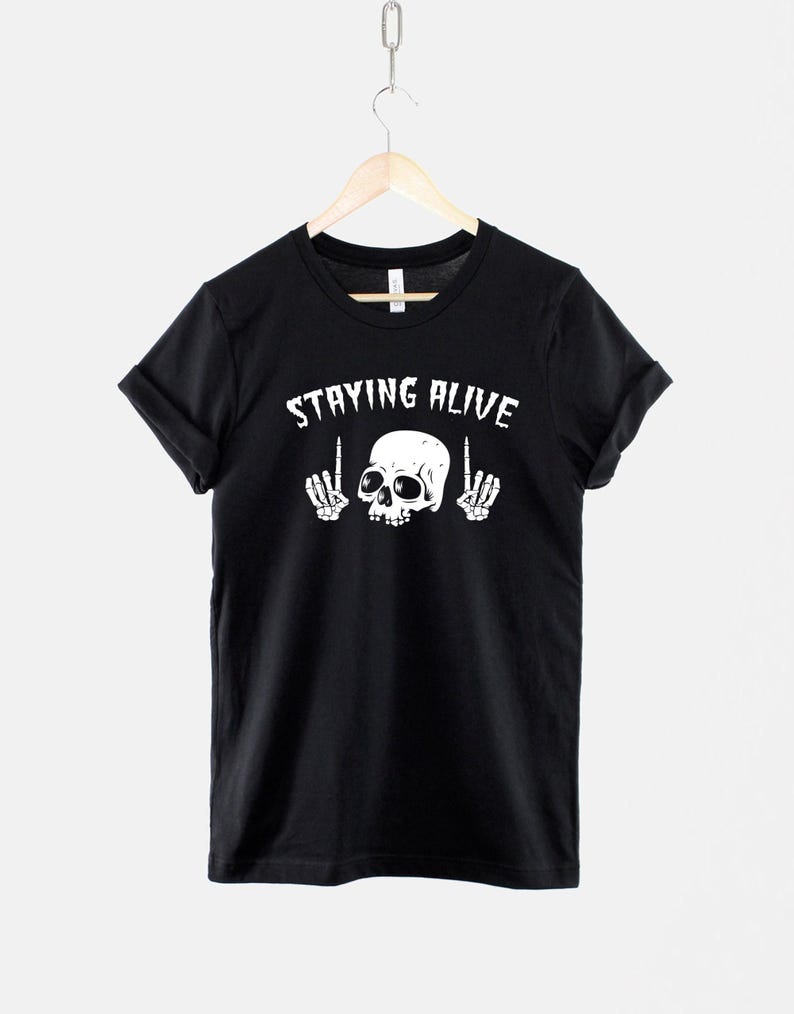 ハロウィンスカルシャツ、不気味な骸骨のグラフィック、ステイイングアライブTシャツ 画像 1