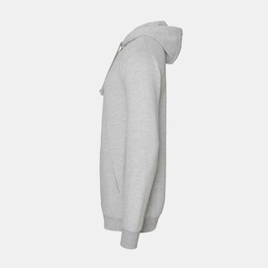K&ouml;nnte beinhalten: Ein grauer Kapuzenpullover mit einer K&auml;ngurutasche auf der Vorderseite.