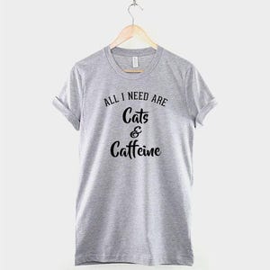 Camiseta de gatos y cafeína, camiseta para amantes de los gatos, camiseta divertida con estampado de gatos y café, top para amantes de los gatos, regalo para amantes de los gatos imagen 3