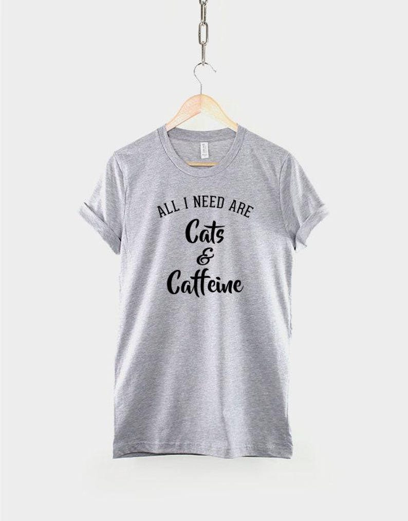 Camiseta de gatos y cafeína, camiseta para amantes de los gatos, camiseta divertida con estampado de gatos y café, top para amantes de los gatos, regalo para amantes de los gatos imagen 3