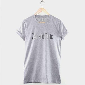 Camiseta de yoga Zen and Tonic: Camiseta unisex de algodón con humor de ginebra, inspirada en la meditación. imagen 3