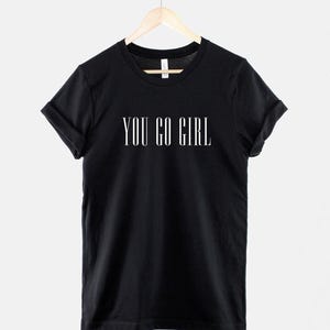 Camiseta feminista con poder femenino, camiseta empoderadora para mujeres, camiseta con eslogan feminista audaz, camiseta inspiradora imagen 1