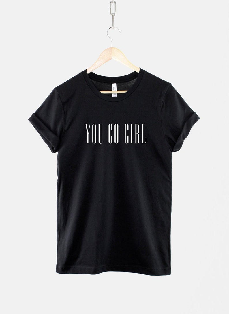 Camiseta feminista con poder femenino, camiseta empoderadora para mujeres, camiseta con eslogan feminista audaz, camiseta inspiradora imagen 1