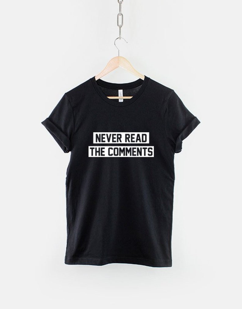 Puede incluir: Camiseta negra con texto blanco que dice "NUNCA LEAS LOS COMENTARIOS".
