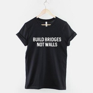 Camiseta "Construye puentes, no muros", mensaje activista feminista, algodón hilado en anillo