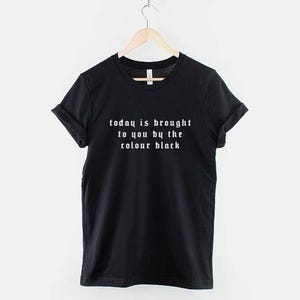 Gothic T-Shirt: Schwarze Typografie Statement, weiche Baumwolle Unisex (XS-2XL) Bild 1