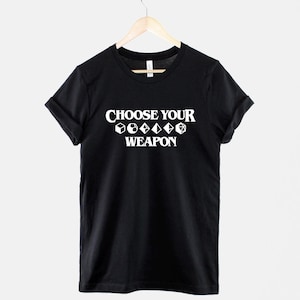 Camiseta de D&D, camiseta gráfica "Elige tu arma", regalo para jugadores de dados, camiseta para juegos de rol de mesa.