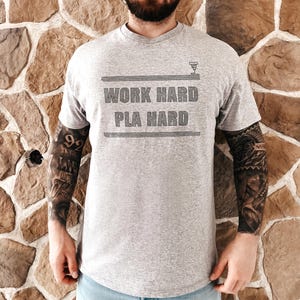 Camiseta com estampa de impressão 3D: Trabalhe duro, PLA duro, slogan, peça unissex em algodão misto. imagem 2