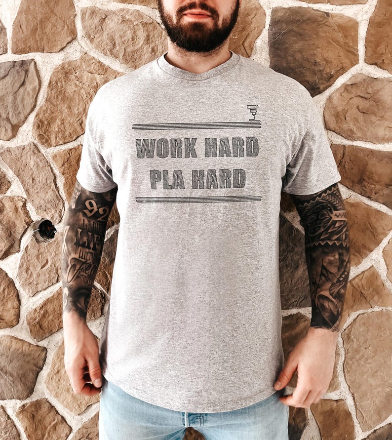 Camiseta com estampa de impressão 3D: Trabalhe duro, PLA duro, slogan, peça unissex em algodão misto. imagem 2