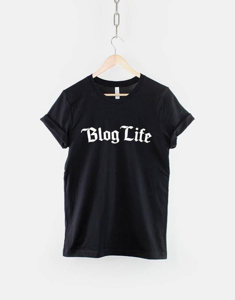 Blogger Baumwoll-Shirt: Schick, legere Passform - Weicher Textildruck, Mode Blogger-Stil, Alltagskleidung Bild 1