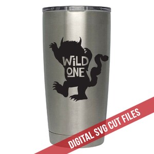 K&ouml;nnte beinhalten: Ein Edelstahlbecher mit einer schwarzen Silhouette eines Monsters und den Worten "WILD ONE". Der Becher hat einen silbernen Deckel und ein rotes Banner mit der Aufschrift "DIGITAL SVG CUT FILES".