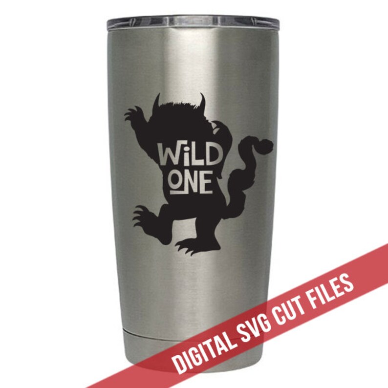 K&ouml;nnte beinhalten: Ein Edelstahlbecher mit einer schwarzen Silhouette eines Monsters und den Worten "WILD ONE". Der Becher hat einen silbernen Deckel und ein rotes Banner mit der Aufschrift "DIGITAL SVG CUT FILES".