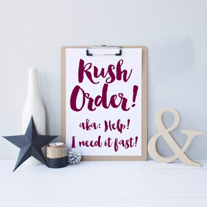 Op de afbeelding: Een klembord met een wit vel papier met de tekst "Rush Order!" in bordeauxrood schrift. Onder de tekst staan de woorden "aka: Help! I need it fast!". Een zwarte ster, een witte vaas en een houten ampersand zijn ook zichtbaar.