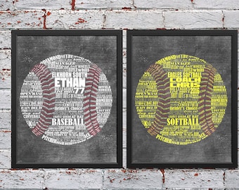 Puede incluir: Dos impresiones enmarcadas de pizarra con arte de palabras de béisbol y softbol. La impresión de béisbol es roja y blanca y dice "Elkhorn South Ethan 77". La impresión de softbol es amarilla y dice "Eagles Softball Coach Chris 2016".