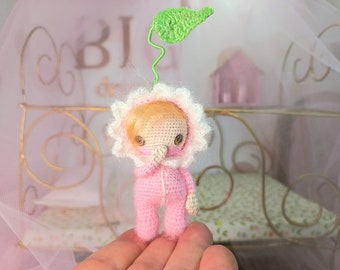 Poupée miniature en crochet, doll en crochet, 7.5 cm, "babyfleur", ami blythe, art et collection, décoration, jouet unique