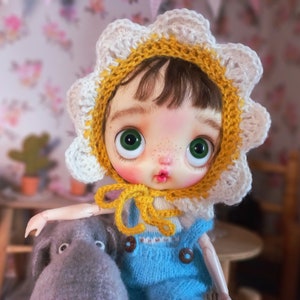Blythe hat, crochet flower hat for qbaby, vintage blythe hat, hat for qbaby, blythe accessory