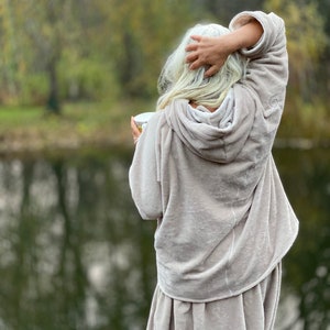Stylischer sportlicher Pullover mit Kapuze von Aiste Anaite - Gemütlicher -Herbst Frühling Sommer - Winter Garderobe - Warmer Pullover - Lässiges Top