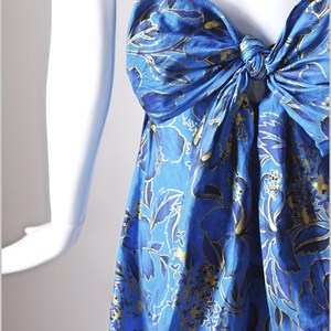 robe ajustée et évasée faite à la main à imprimé fleuri d'hibiscus hawaïen bleu or cercle de pin-up d'été avec nœud à nouer dans le dos luau rockabilly image 7