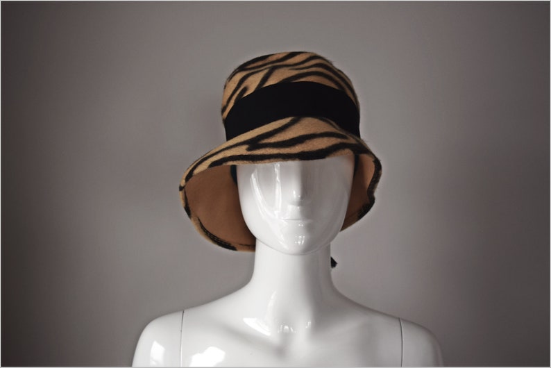 vtg 60s RARE Pore Soir Henry Pollak New York tiger stripe wool felted hat w/ ribbon detail vintage pinup 1960s image 5