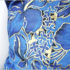 robe ajustée et évasée faite à la main à imprimé fleuri d'hibiscus hawaïen bleu or cercle de pin-up d'été avec nœud à nouer dans le dos luau rockabilly image 6