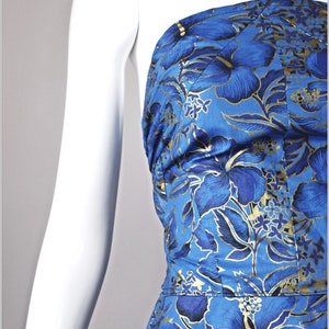 robe ajustée et évasée faite à la main à imprimé fleuri d'hibiscus hawaïen bleu or cercle de pin-up d'été avec nœud à nouer dans le dos luau rockabilly image 3
