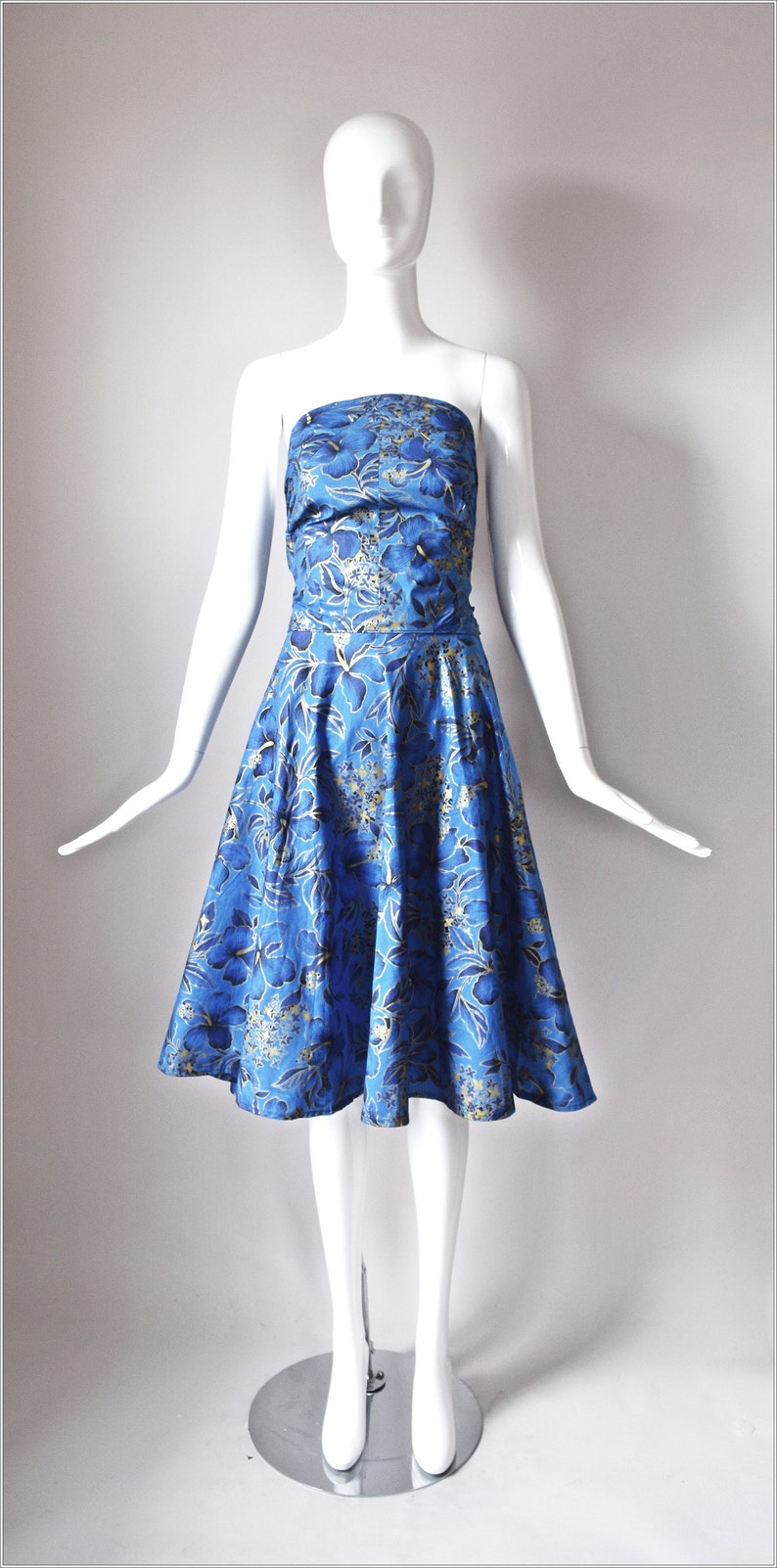 robe ajustée et évasée faite à la main à imprimé fleuri d'hibiscus hawaïen bleu or cercle de pin-up d'été avec nœud à nouer dans le dos luau rockabilly image 2