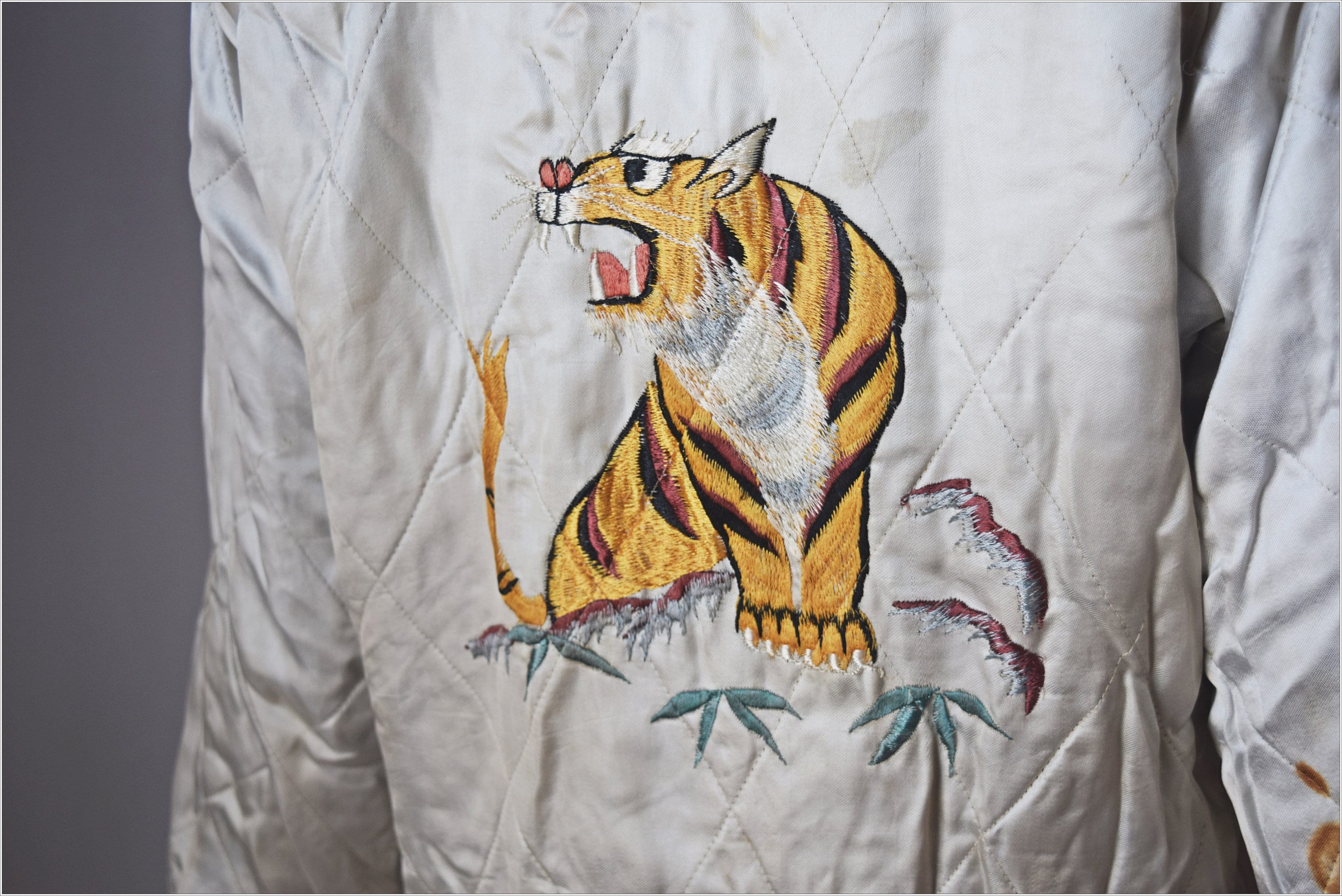 Alpha industries tiger souvenir deals jacket