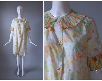 Vintage 1960s Leisure Life Floral Print Snap Down Micro Pleated Collar House Coat | Sleepwear