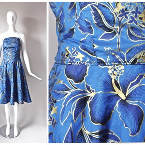 robe ajustée et évasée faite à la main à imprimé fleuri d'hibiscus hawaïen bleu or cercle de pin-up d'été avec nœud à nouer dans le dos luau rockabilly image 1