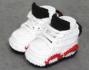 Crochet baby shoes, crocheted baby booties , baby shoes , crochet sneakers , baby shower gift , crochet booties, newborn shoes