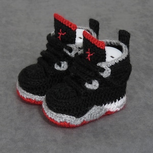 Crocheted baby booties , baby shoes , crochet sneakers , baby shower gift , crochet baby shoes , crochet booties, newborn shoes