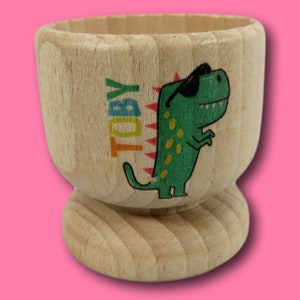 Dinosaurusnaam Houten Eierbeker | Gepersonaliseerde eierbeker | Houder van de ei | Dinosauri-eibeker | Dinosaurusgeschenk | Gepersonaliseerde dinosaurus | Dino aanwezig