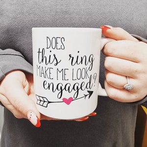 Taza de café de compromiso personalizada ~ ¿Este anillo me hace parecer comprometido? ~ Recién comprometido ~ Presente ~ Entrega gratuita en el Reino Unido