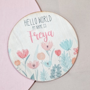 Disco de madera personalizado para anunciar el nacimiento de un bebé: Hola mundo, mi nombre es: letrero de nacimiento con nombre personalizado: recuerdo para recién nacido con diseño floral