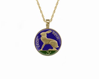 Pendentif lièvre irlandais, collier pièce de monnaie irlandais émaillé à la main, collier lapin émaillé.