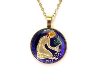 Colgante de moneda alemana esmaltada a mano: Charm de 50 Pfennig chapado en oro, colgantes azules