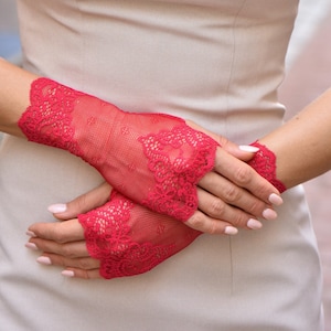 Red Raspberry Lace Fingerless Gloves, 7,5&#39;&#39; (19 cm ), wrist length gloves,  fall fashion gloves, birthday gifts, woman gloves, gauntlets