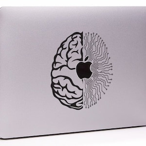 Könnte beinhalten: Ein silberner Laptop mit einem schwarz-weißen Aufkleber eines Gehirns und einer Leiterplatte mit einem Apple-Logo in der Mitte. Der Aufkleber befindet sich auf der Rückseite des Laptops.