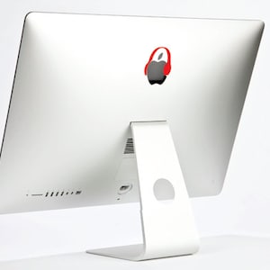 Naklejka na komputer iMac z czerwonymi słuchawkami.