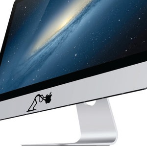 Naklejka na komputer iMac z wizerunkiem człowieka pchającego.