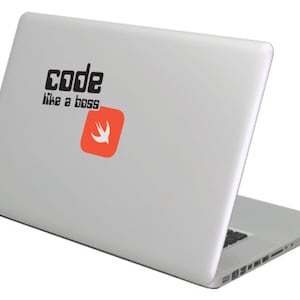 Può includere: Un laptop argentato con un adesivo che dice "code like a boss" e un logo Swift rosso e bianco.