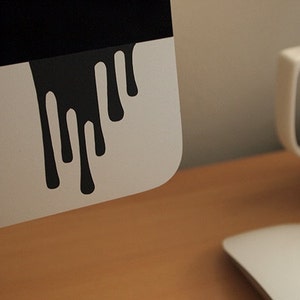 Naklejka przedstawiająca przeciekający iMac.