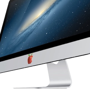 Naklejka zastępcza z logo Apple na komputerze iMac.
