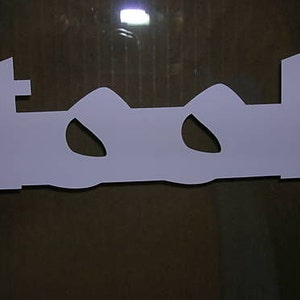 以下が含まれることがあります： バンドToolのロゴの白いビニールステッカー。ロゴは、白い背景と黒いアウトラインを持つ、スタイリッシュで抽象的なデザインです。