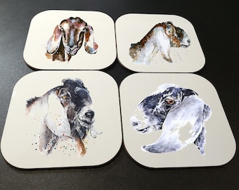 Puede incluir: Conjunto de cuatro posavasos cuadrados con ilustraciones de cabras en acuarela. Cada posavasos tiene una raza de cabra diferente con marcas y colores únicos. Las cabras se representan en un estilo realista con detalles precisos.