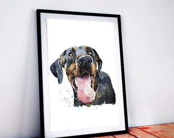 Könnte beinhalten: Aquarellmalerei eines schwarzen und braunen Hundes mit herausgestreckter Zunge. Der Hund schaut nach rechts im Bild. Der Hintergrund ist weiß mit blauen und schwarzen Aquarellspritzer.