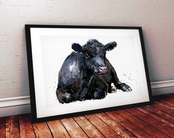 Puede incluir: Una pintura de acuarela de una vaca negra acostada sobre un fondo blanco. La vaca tiene la nariz negra y los ojos negros. Hay salpicaduras de acuarela azul y blanca alrededor de la vaca.