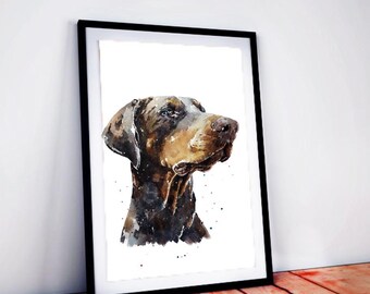 Könnte beinhalten: Aquarellmalerei eines Dobermann Pinscher-Hundes in einem schwarzen Rahmen. Der Hund hat ein braunes und schwarzes Fell mit einer hellbraunen Schnauze. Das Kunstwerk wird auf weißem Hintergrund mit Holzboden gezeigt.