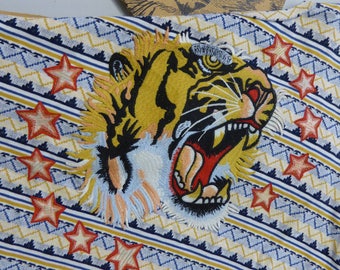 Tee shirt customisé patch à coudre  - tigre rugissant et piste aux étoiles....à l'heure des grands fauves